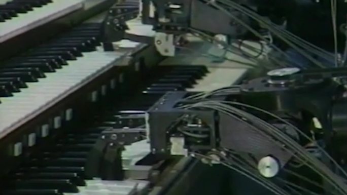 80年代机械人钢琴AI人工智能