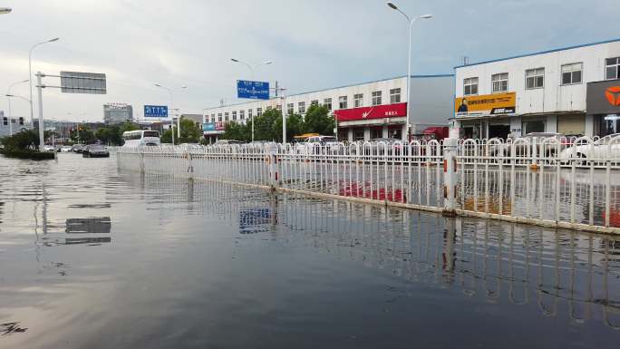 沱子雨袭击马路积水成河