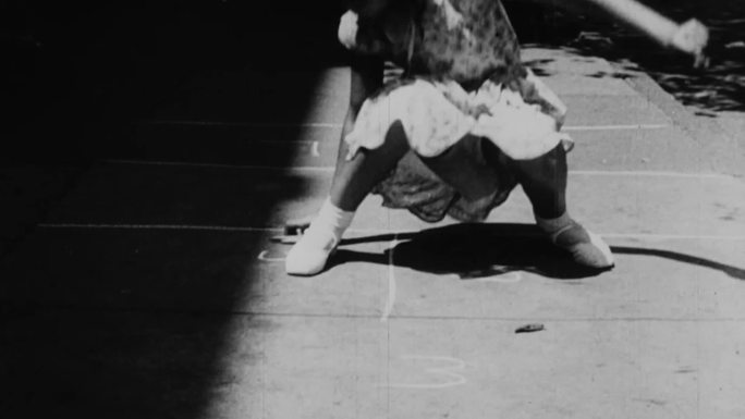 40年代城市暑假期儿童女孩跳房子沙包玩耍