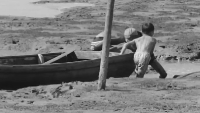60年代暑假儿童小学生海边玩耍划船游泳