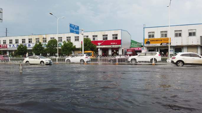 沱子雨袭击马路积水成河