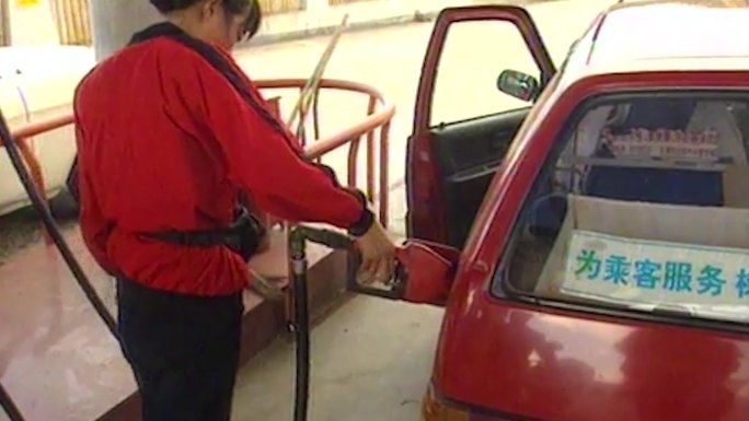 90年代车辆车流加油站