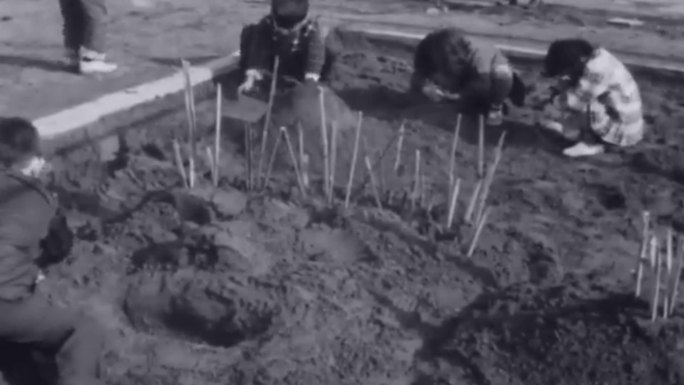 70年代幼儿园儿童幼儿玩耍沙土沙坑橡皮泥