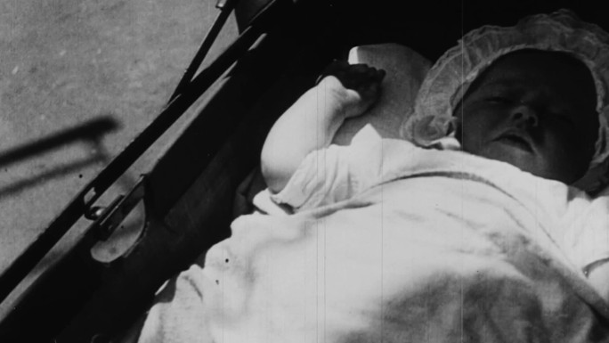 50年代城市街道幼儿婴儿车摇篮