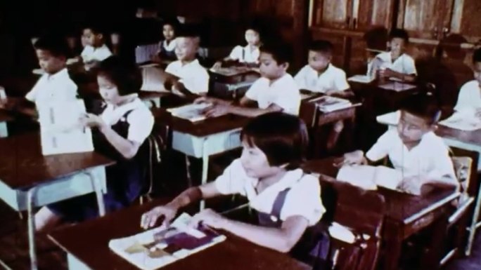 50年代缅甸小学生学校老师教室课间休息