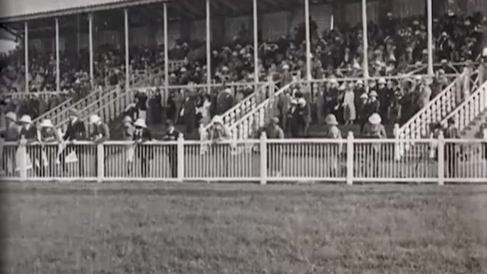 20年代爱德华观看赛马