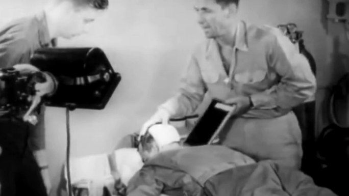 40年代战地野战医院X光机检查医生消毒