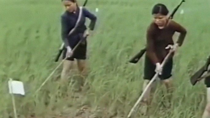 80年代中国中越边境民兵排雷清理雷区雷场