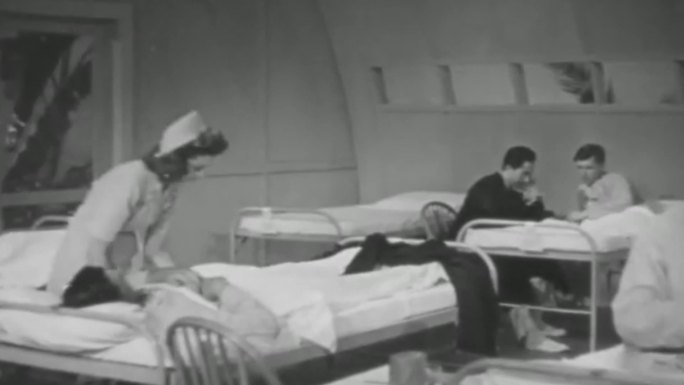 40年代美军战地野战医院医生询问患者恢复