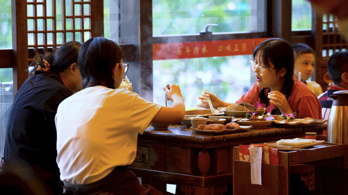 4K川味火锅店吃饭的顾客