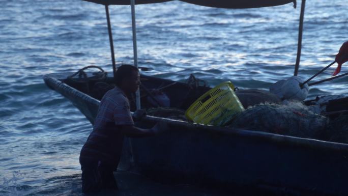 广西北海涠洲岛渔民打渔返航泊船