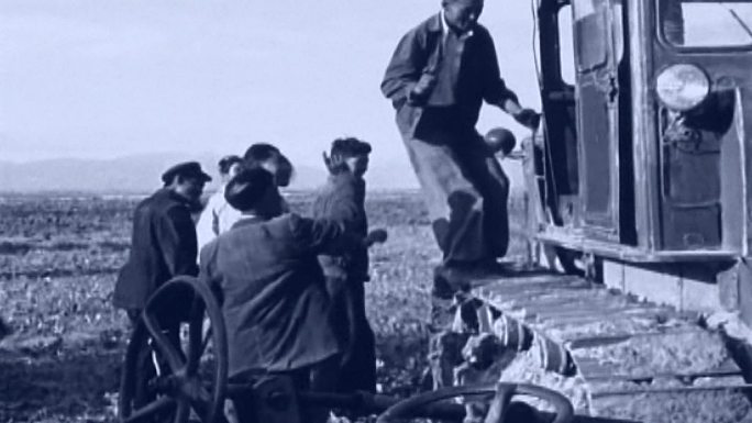 60年代军垦生产建设兵团培训操作农用机械