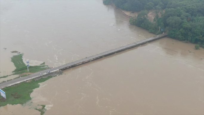 航拍实拍洪水淹没大桥