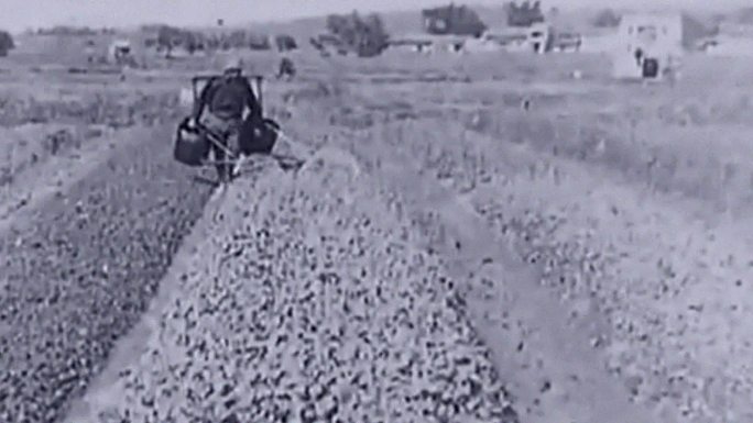 20年代河南村庄农民水车灌溉挑水浇地推磨