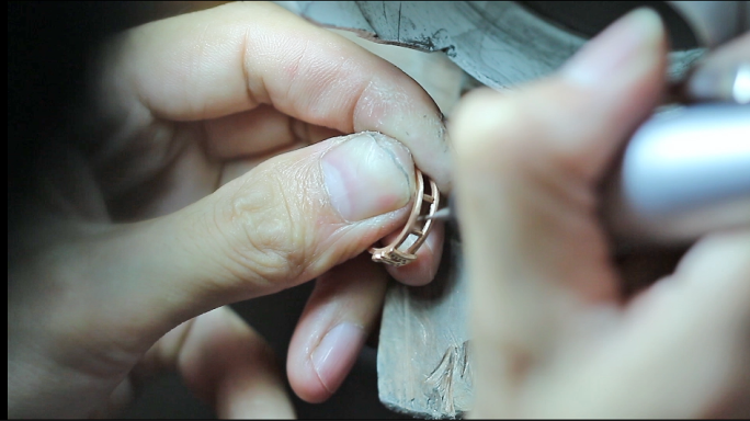 珠宝工厂加工生产吊坠戒指手工加工实拍视频