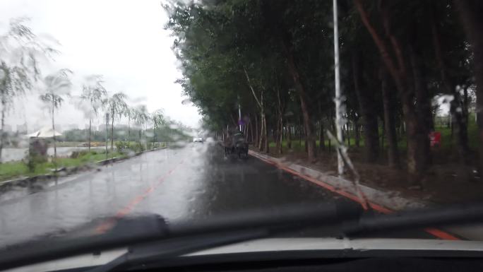 雨天丁香湖道路