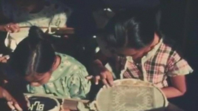 40年代民族传统手工艺作坊生产制作纺纱