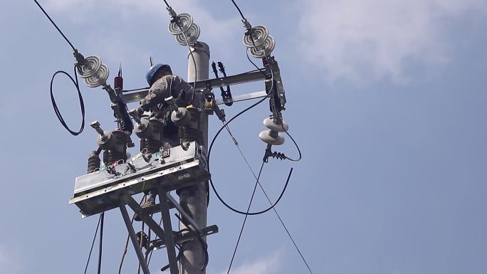 电网电力员工电塔施工抢修视频素材
