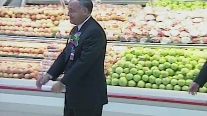 中国第一家沃尔玛超市开业
