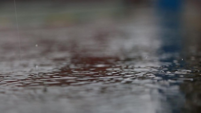 下雨暴雨大雨打雷特写