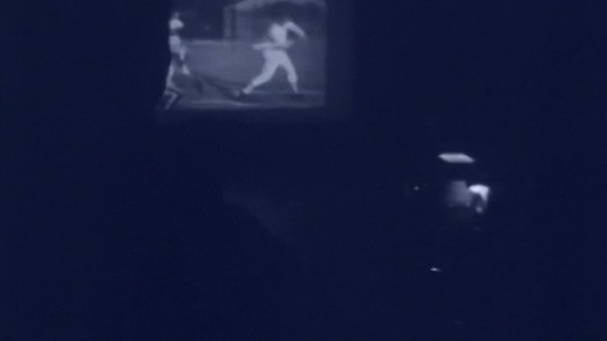60年代老式8毫米电影放映机青年学生工人