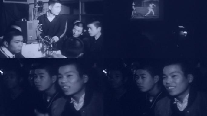 60年代老式8毫米电影放映机青年学生工人