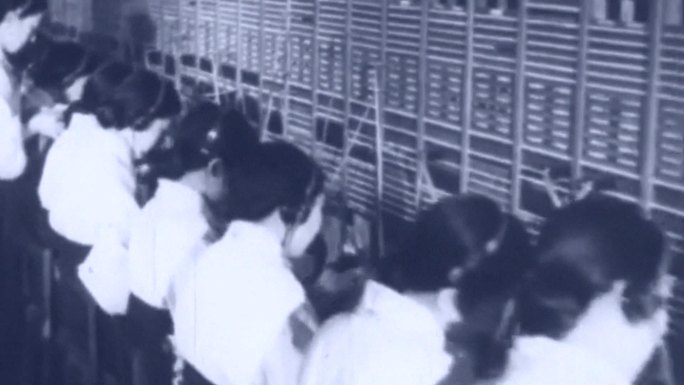 30年代上海老式早期电话局总机接线员接线