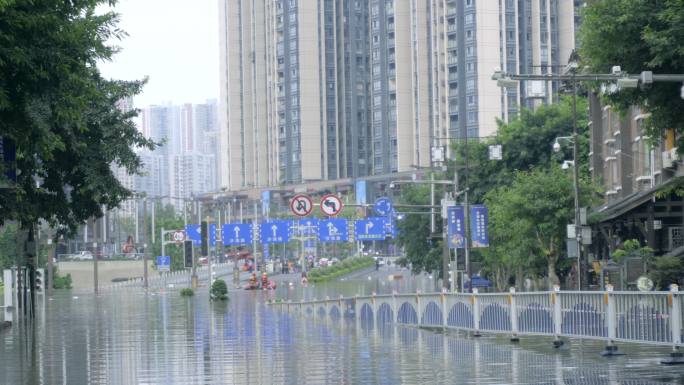 重庆洪峰来临救援人员在磁器口的街上划船