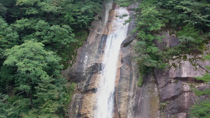 夏季山中的瀑布航拍4K视频