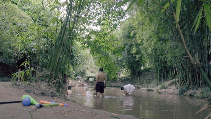 休闲避暑的人们在小溪里面摸螃蟹螺蛳小虾