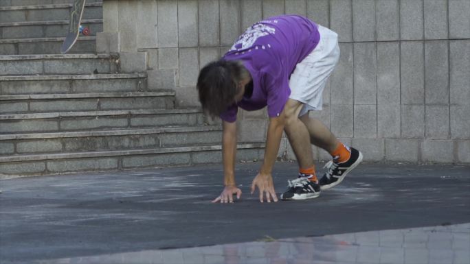 滑板少年练习滑板车滑板车