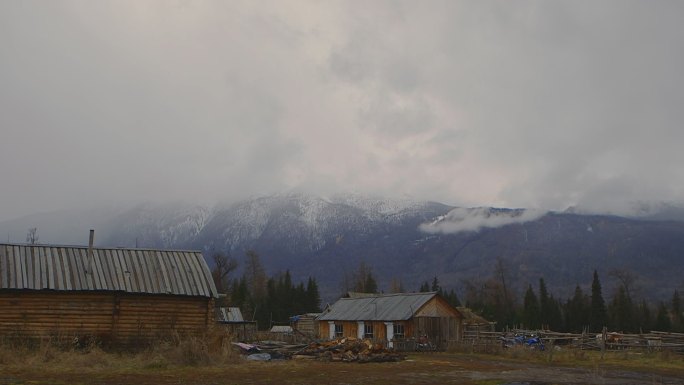 新疆阿勒泰山雪山图瓦人村落