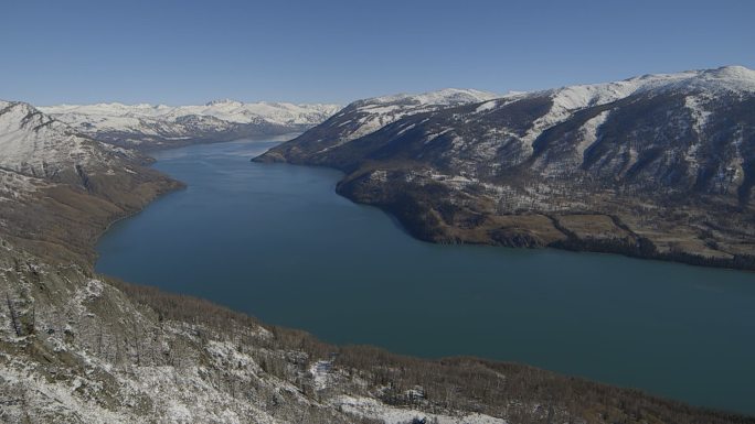 新疆喀纳斯湖雪山风光