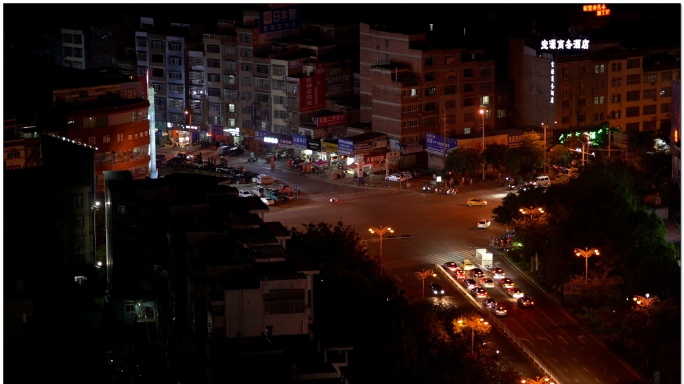 城镇老城区十字路口车流夜景