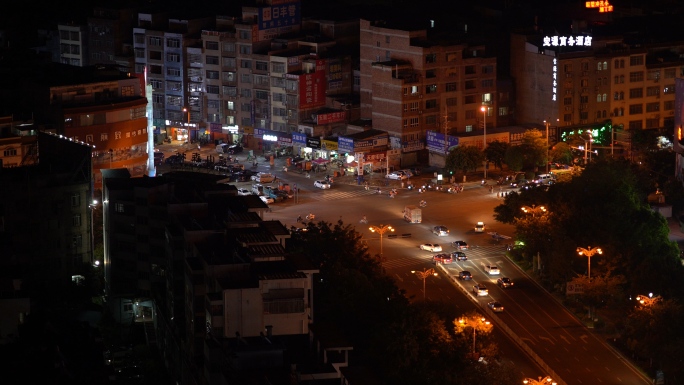 城镇老城区十字路口车流夜景