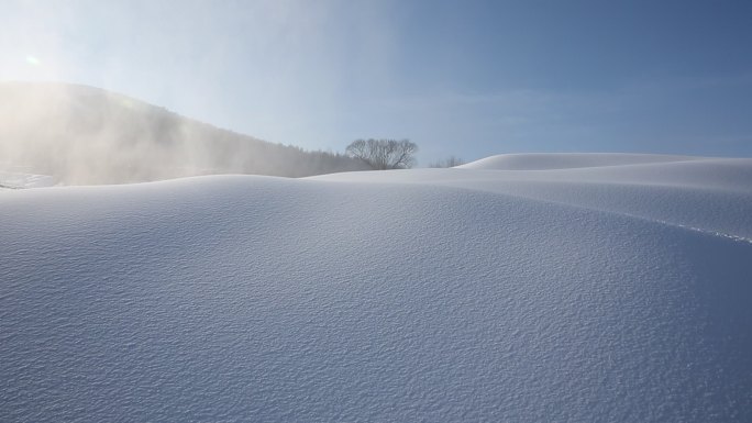 滑雪场的雪丘