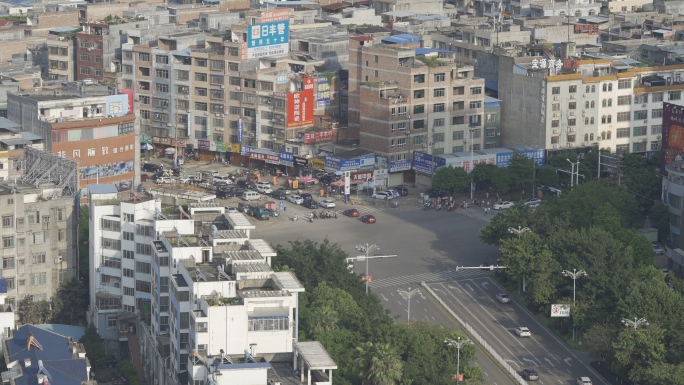 城镇老城区十字路口车流