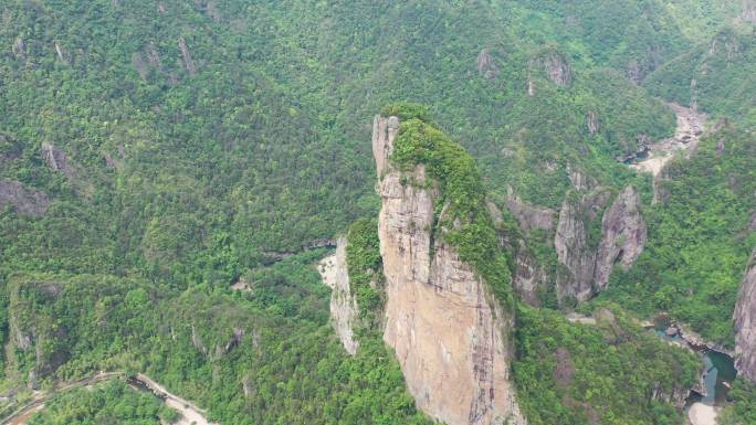 手动环绕航拍雁荡山石桅岩