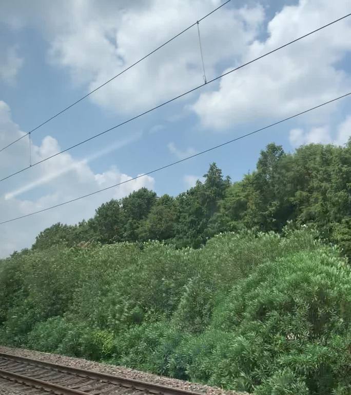 高速行驶中铁路沿途风景