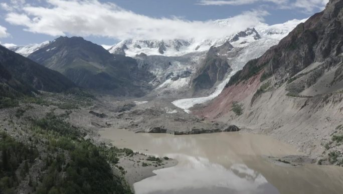 航拍米堆雪山