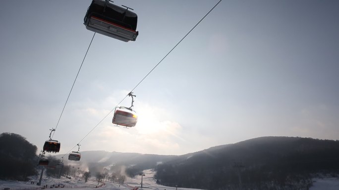 滑雪场逆光下的索道吊椅