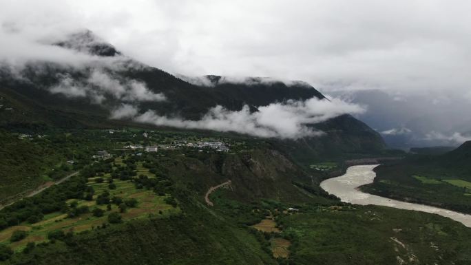 西藏航拍雅鲁藏布江大峡谷穿云