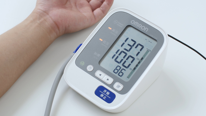 居家测量血压，高血压吃降压药4k视频素材