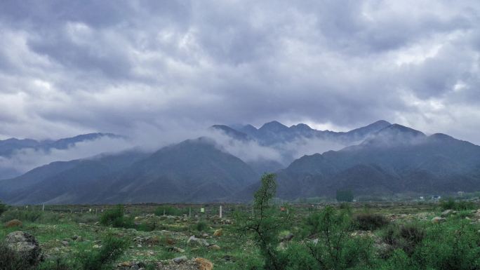 贺兰山延时拍摄雨中