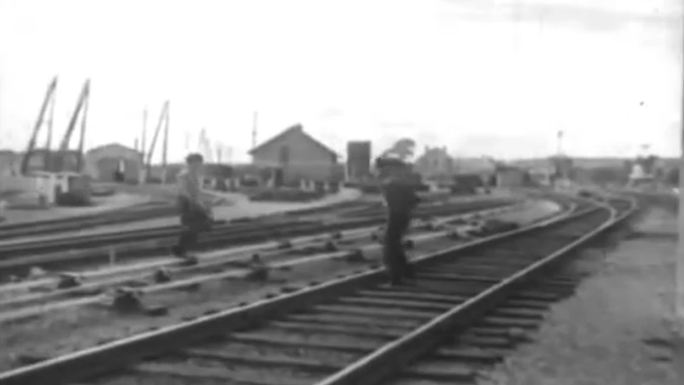 铁路工人维修铁路