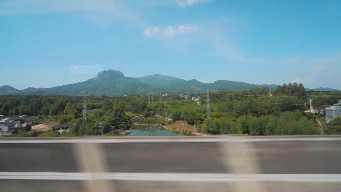 高铁动车窗外的铁路沿途风景