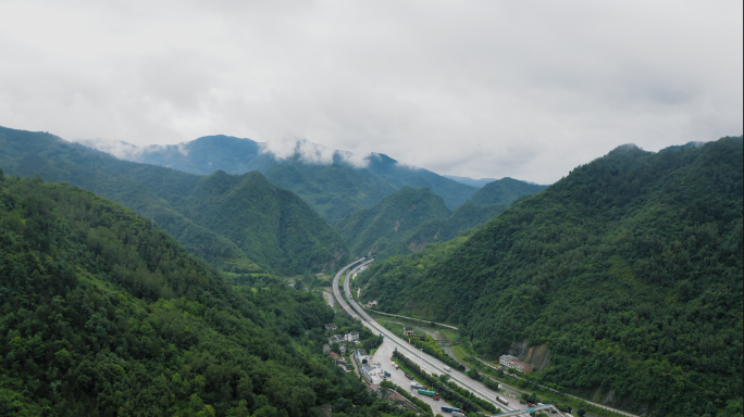 【4K】山间高速公路航拍