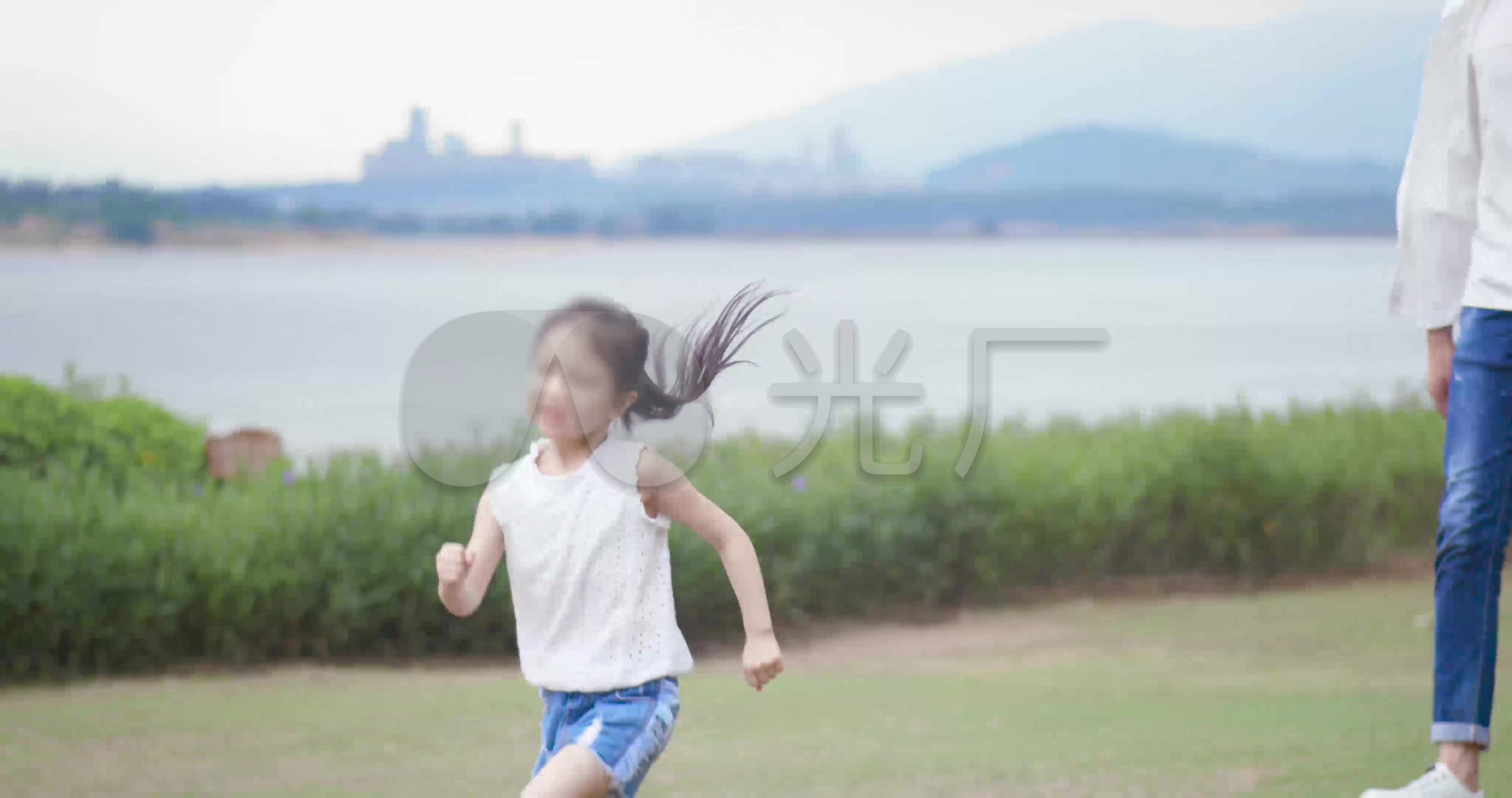 孩子们在河边玩耍-蓝牛仔影像-中国原创广告影像素材