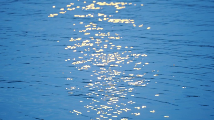 原创海水倒映灯光的美景