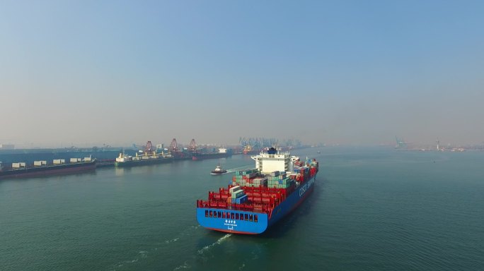 货轮航运万吨级货轮远洋货轮装载码头出海集